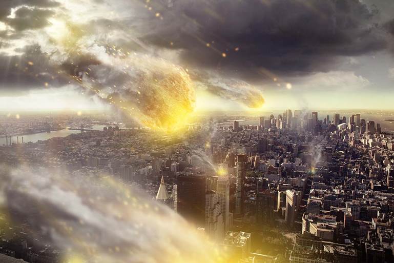 Enormes bolas de fuego y un tsunami muy grande caen sobre una gran ciudad, eventos profetizados para el fin del mundo